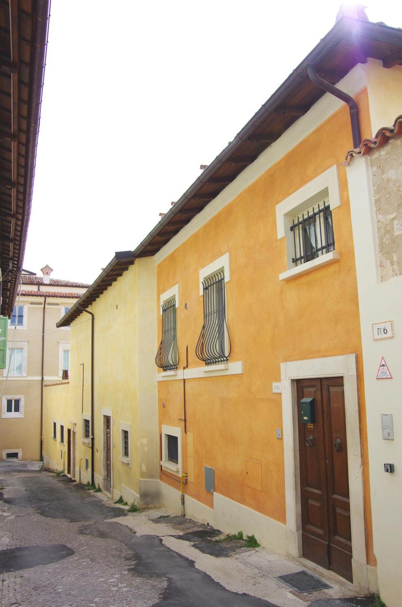 Cozy House Con Corte Privata In Centro Storico Aq ลาควิลา ภายนอก รูปภาพ